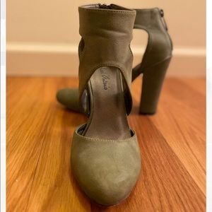 Rounded Toe Olive Green - Michael Antonio Pumps. Size 5.5.
